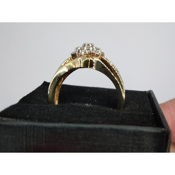 10kt Gold diamond flower ring - Picture 3 of 9